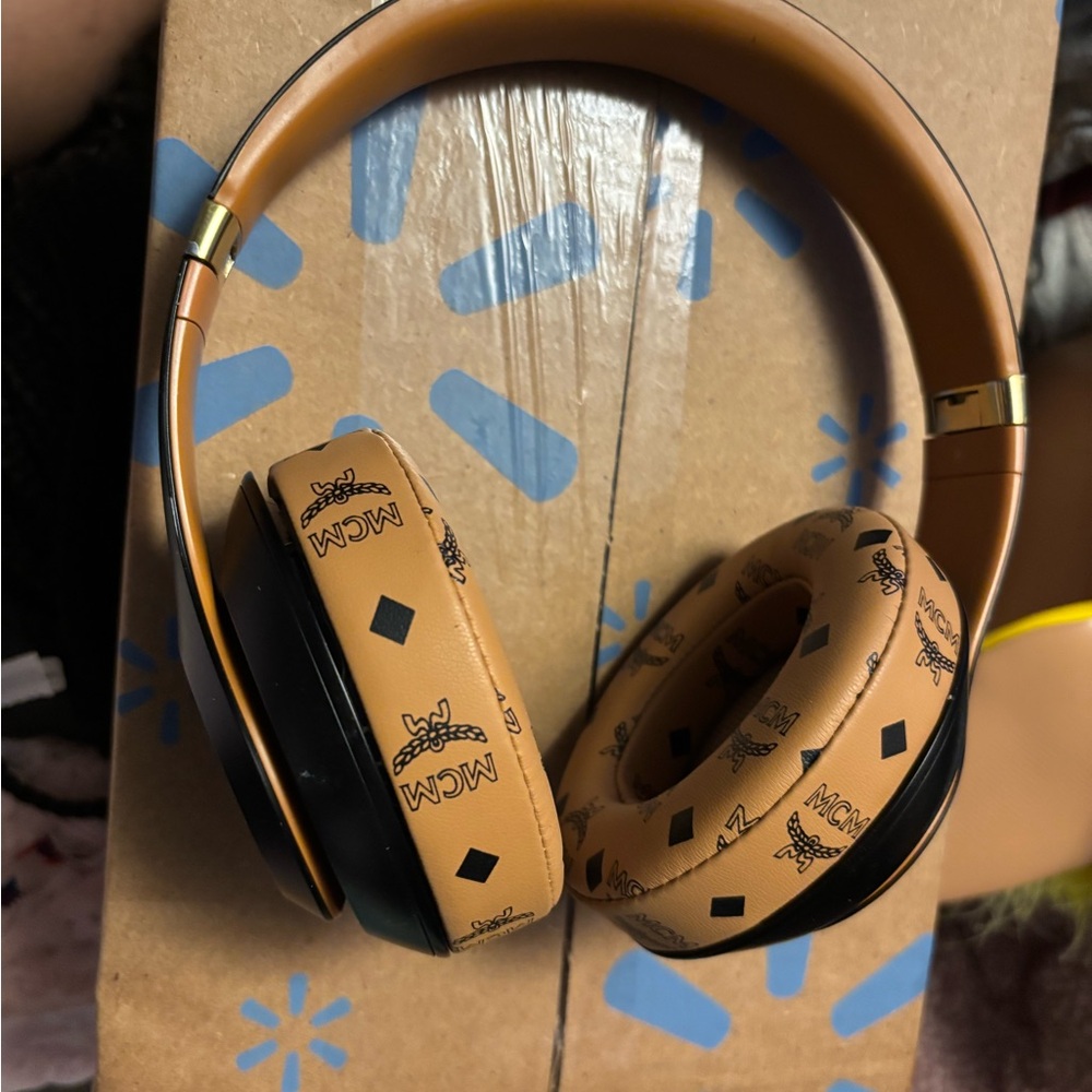Beats Studio 3 Skyline Edition Headphones W/MCM Tan Over-Ear with Plush Comfort - Picture 4 of 7